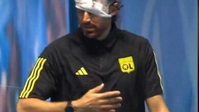 Photo of إصابة مدرب ليون بحجارة ألقيت على الحافلة وتأجيل المباراة أمام مارسيليا