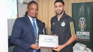 Photo of الكاف يقدم اللوحة الخاصة بالمنافسة لقائد الخضر رياض محرز